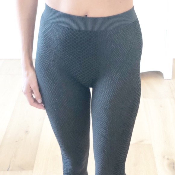 SAO PAOLO Charcoal Textured Snakeskin Leggings - Picture 4 of 6